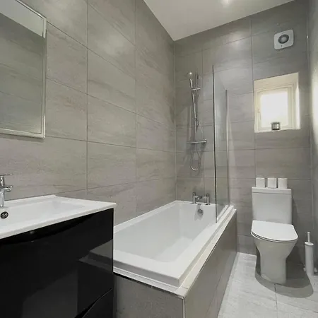 Guestready - Sleek Stylish Leeds Sleep 4 Apartment *